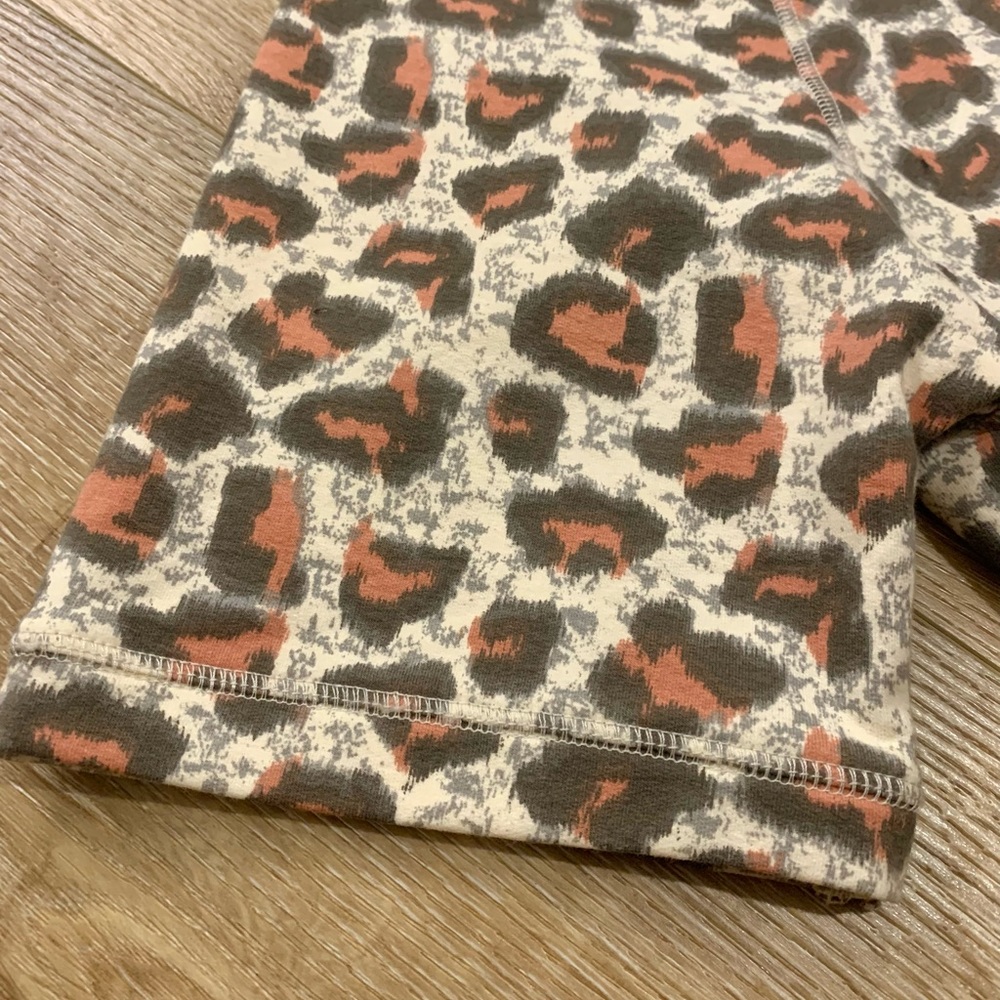 NWT Easel Medium Leopard Cheetah Print Top - Picture 6 of 9